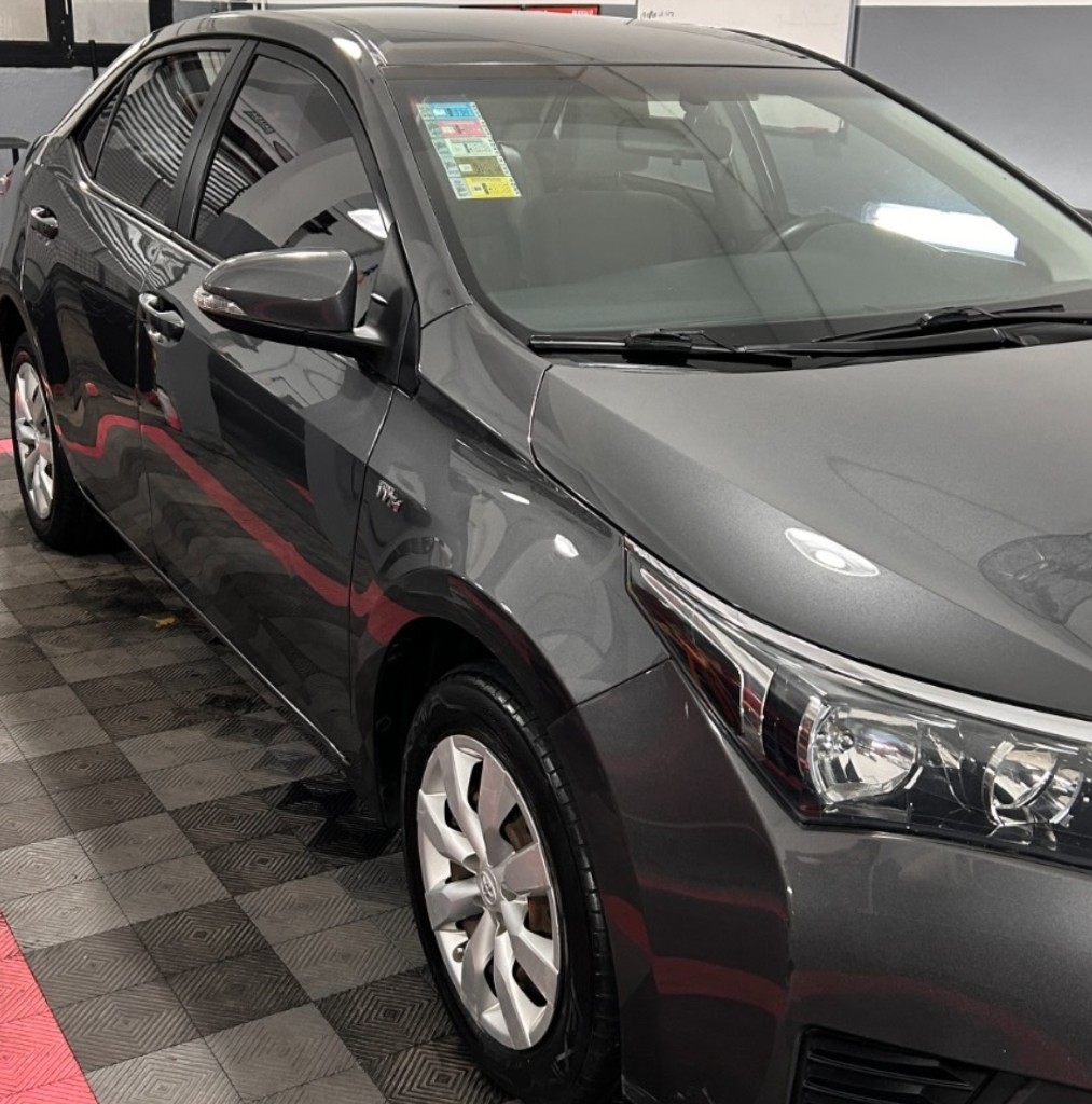 Toyota Corolla con pintura recuperada en el taller